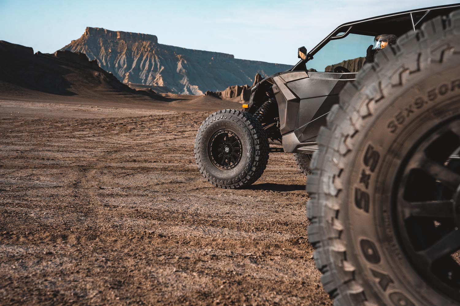 UTVs in desert beadlock tires action